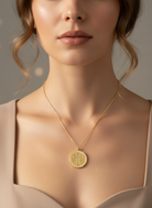 Divine Glow – Κολιέ με σταυρό & στρας σε κυκλικό μενταγιόν - So Cute by Dimi