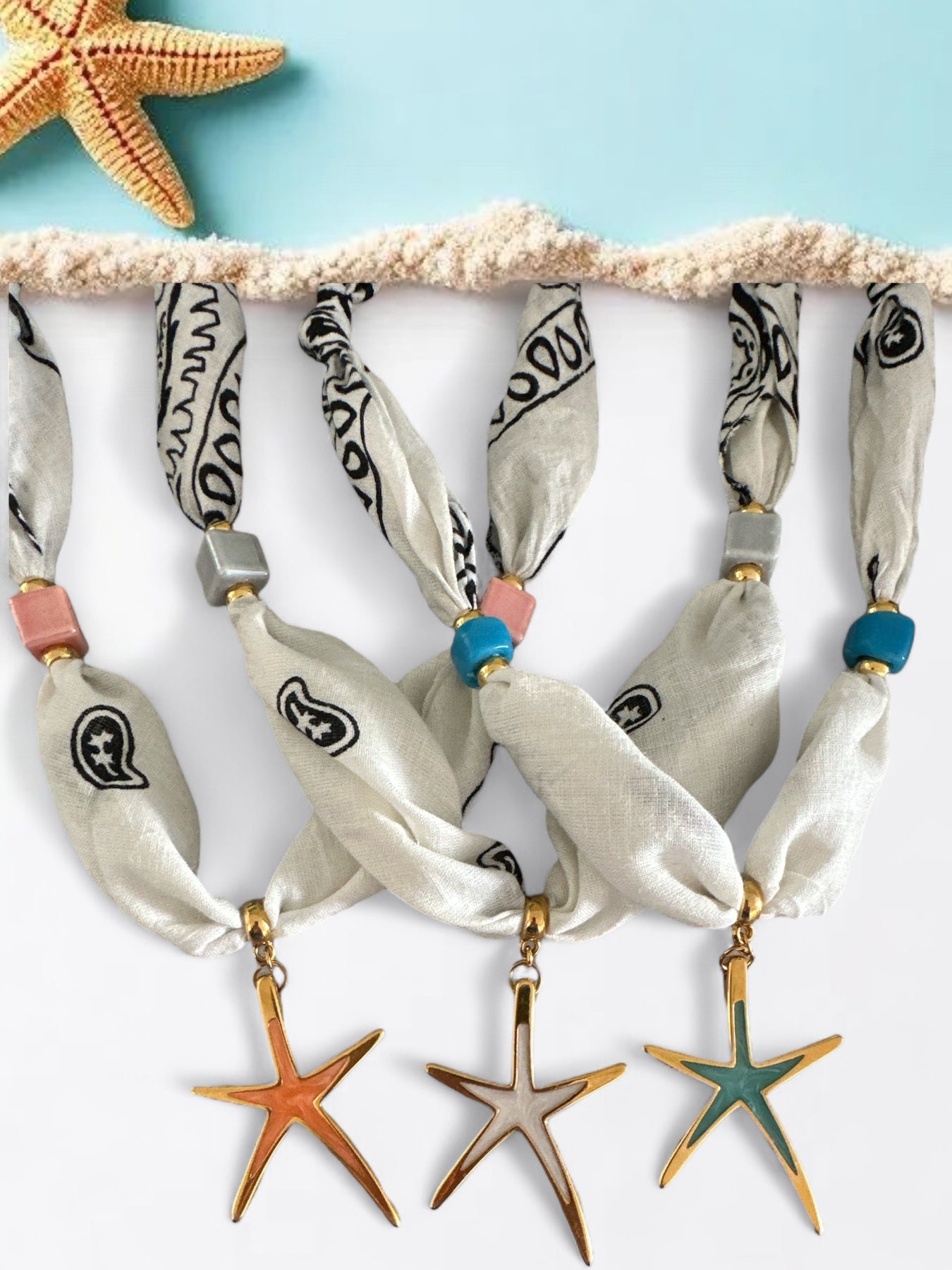 Χειροποίητα κολιέ bandana με κεραμικούς κύβους και μεγάλο επίχρυσο αστερία με σμάλτο σε πορτοκαλί, λευκό και τιρκουάζ.