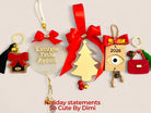 Χειροποίητα γούρια 2026 Holiday Statements So Cute By Dimi – plexiglass και ξύλο με μάτι, ευχές, τσάντα και σπιτάκι, στολισμένα με φούντες, φιογκάκια και κρυστάλλους.