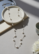 Ατσάλινο μακρύ κολιέ με ακανόνιστες πέρλες και ρυθμιζόμενο κούμπωμα