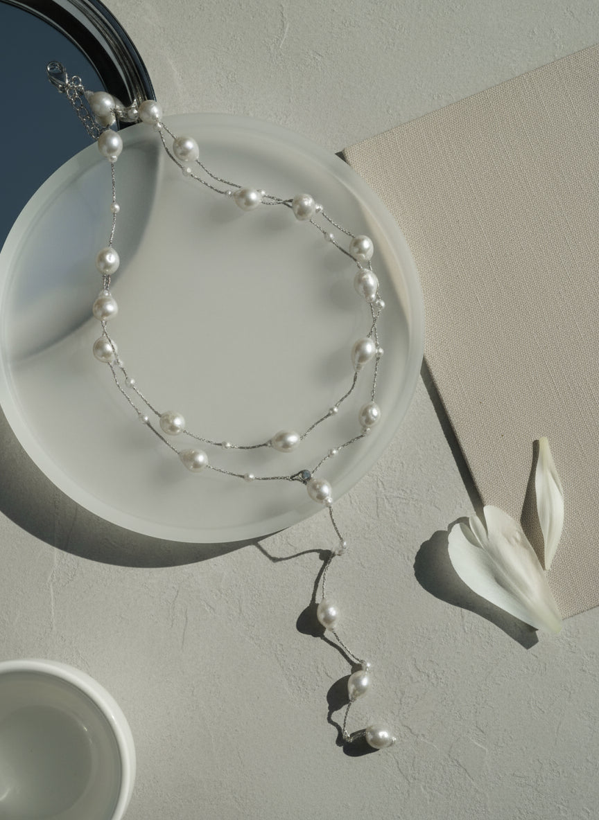 Ατσάλινο μακρύ κολιέ με ακανόνιστες πέρλες και ρυθμιζόμενο κούμπωμα