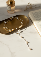 Ατσάλινο μακρύ κολιέ με ακανόνιστες πέρλες και ρυθμιζόμενο κούμπωμα