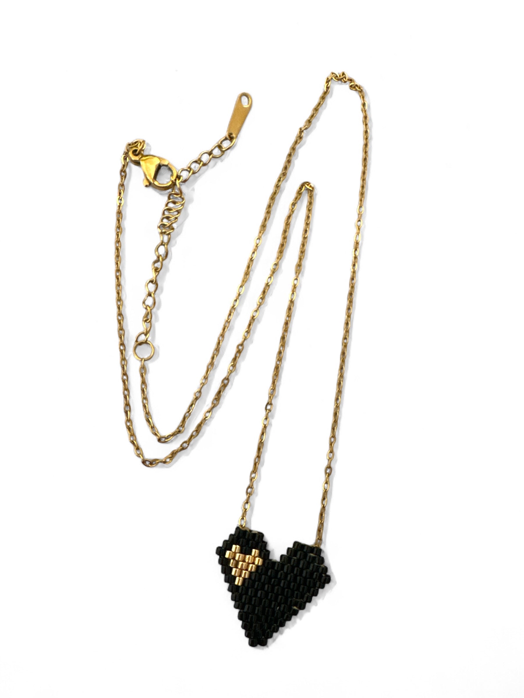 Black & Gold Heart ατσάλινο κολιέ Miyuki με μαύρη καρδιά και χρυσή λεπτομέρεια – So Cute by Dimi