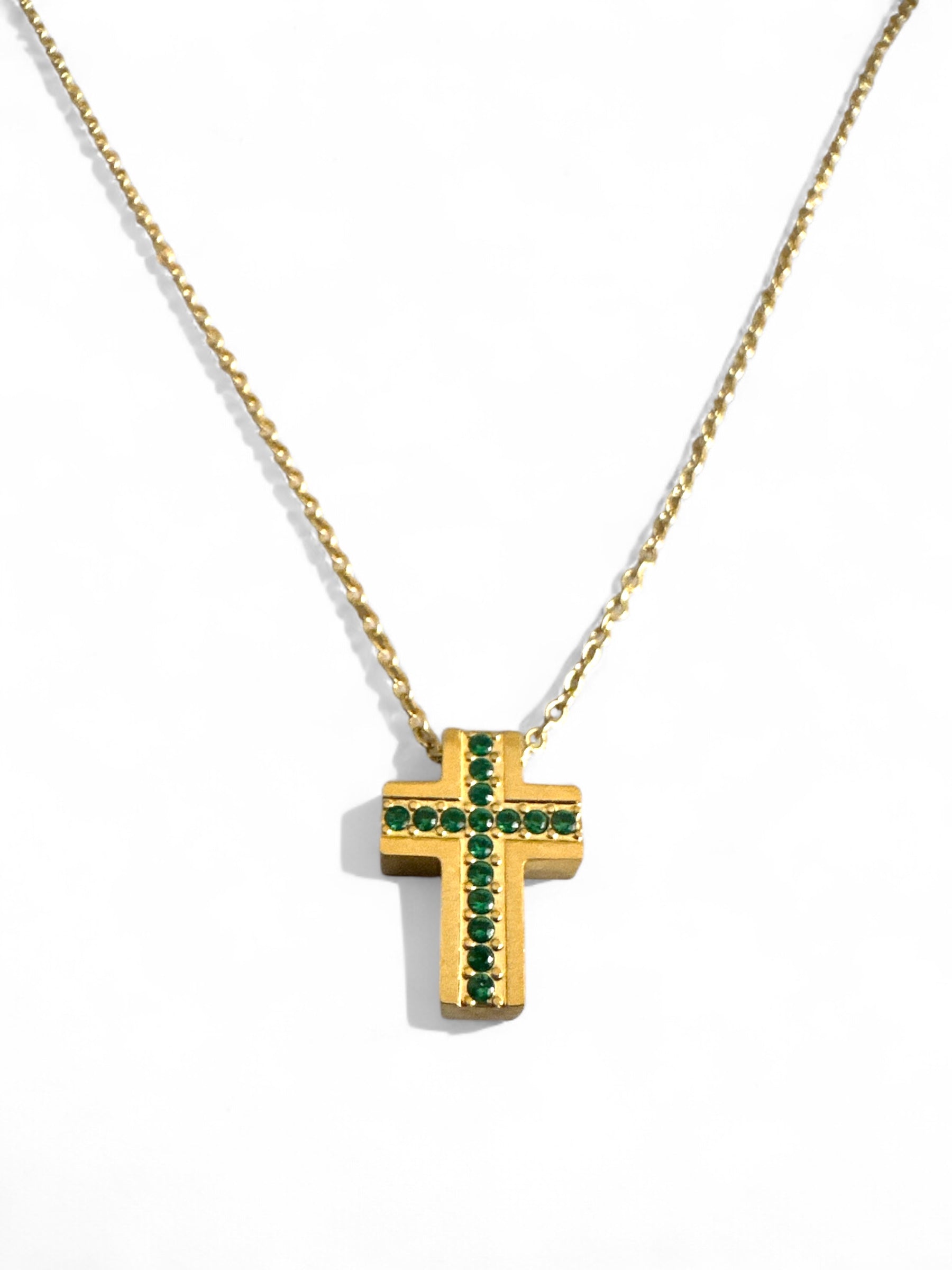 Emerald Cross ατσάλινο κολιέ με μίνι σταυρό και πράσινα ζιργκόν – So Cute by Dimi