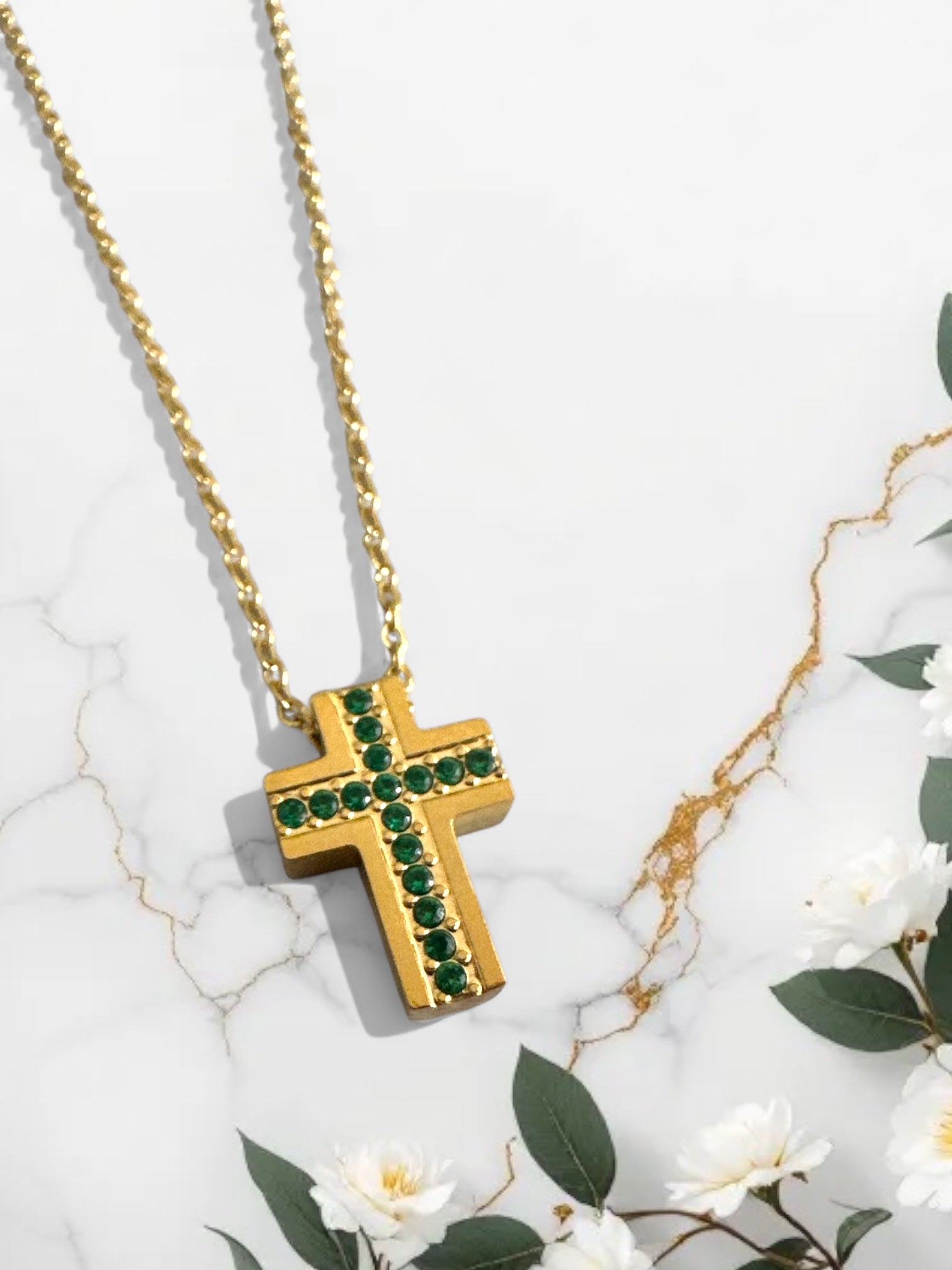Emerald Cross ατσάλινο κολιέ με μίνι σταυρό και πράσινα ζιργκόν – So Cute by Dimi