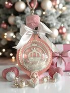 Χειροποίητο γούρι Royal Carriage Snow Globe 2026 με άμαξα παραμυθιού, πέρλες & δαντέλα – So Cute by Dimi