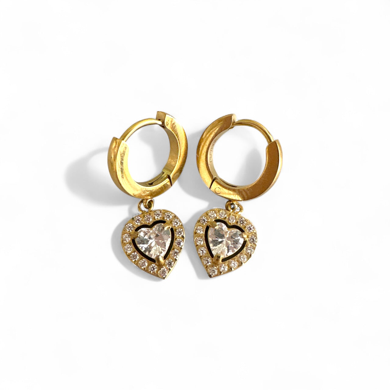 Amor Earrings – Ατσάλινα σκουλαρίκια με κρικάκι και καρδιά με ζιργκόν σε χρυσό | So Cute by Dimi