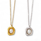 Aτσάλινο κολιέ με πέρλα και ακανόνιστο melted πλαίσιο σε χρυσό και ασημί χρώμα.