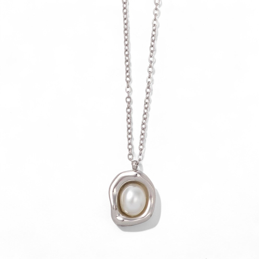 Aτσάλινο κολιέ με πέρλα και ακανόνιστο melted πλαίσιο σε χρυσό και ασημί χρώμα.