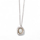 Aτσάλινο κολιέ με πέρλα και ακανόνιστο melted πλαίσιο σε χρυσό και ασημί χρώμα.