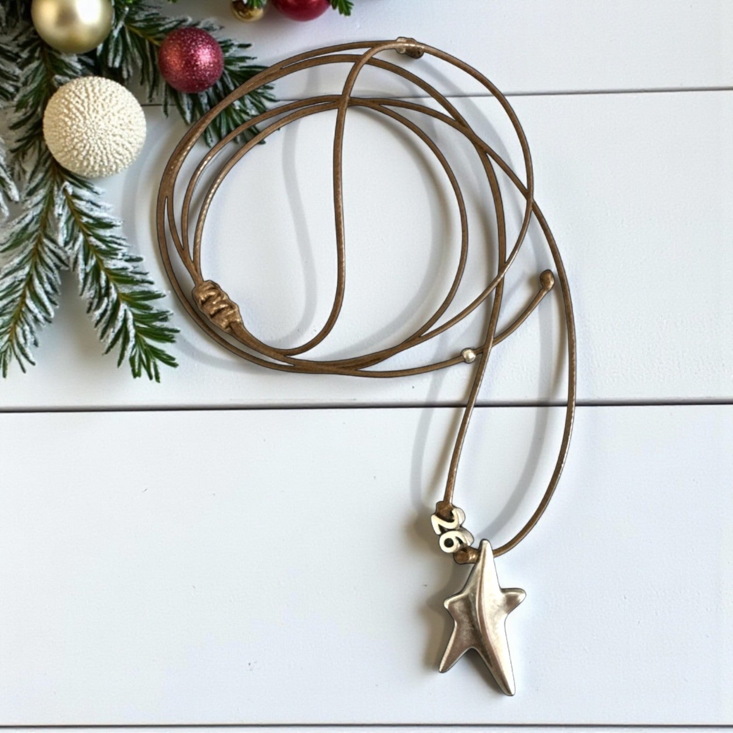 Κολιέ γούρι 2026 με αστέρι από ζαμάκ και κορδόνι αυξομείωσης – So Cute by Dimi