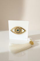 Επιτραπέζιο γούρι μάτι από λευκό & χρυσό πλεξιγκλάς με φούντα και charm 26 – So Cute by Dimi