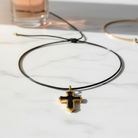 Κολιέ με μαύρο κορδόνι και μοτίφ σταυρό σε μαύρο με χρυσό περίγραμμα – So Cute by Dimi