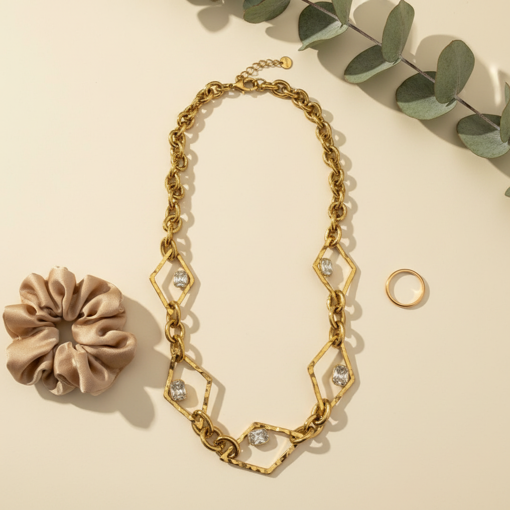 Rhombus Glow Necklace – Ατσάλινο κολιέ με ρομβοειδείς συνδέσμους και ζιργκόν σε χρυσό, So Cute by Dimi