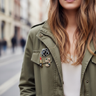 Set από τρεις mini fashion καρφίτσες – μαύρη καμέλια, κόκκινο lipstick και χρυσό νούμερο 5 – σε girly glam αισθητική