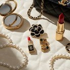 Set από τρεις mini fashion καρφίτσες – μαύρη καμέλια, κόκκινο lipstick και χρυσό νούμερο 5 – σε girly glam αισθητική