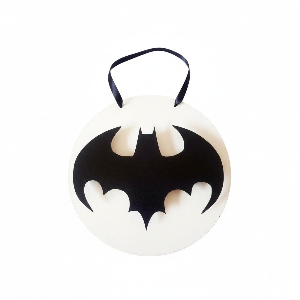 Χειροποίητο ξύλινο κάδρο Batman 25 εκ. με μαύρο πλεξιγκλάς και κορδέλα κρεμάσματος