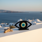 Επιτραπέζιο γούρι μάτι από διάφανο plexiglass με χρωματιστό κεντρικό μάτι πάνω σε λευκό minimal φόντο – So Cute by Dimi