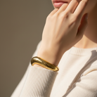 Bold curve copper bangle σε χρυσό – So Cute by Dimi