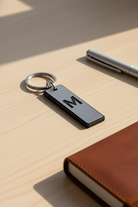 Premium ανδρικό μπρελόκ με μονόγραμμα, διπλό layer μαύρο plexi και ασημί matte mirror – So Cute by Dimi