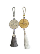 Γούρια IC XC NIKA 2026 σε χρυσό και ασημί με φούντες, σε καθαρό λευκό φόντο.