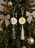 Κρεμαστά γούρια IC XC NIKA χρυσό και ασημί πάνω σε πολυτελές χριστουγεννιάτικο δέντρο με χρυσομπέζ διακόσμηση.