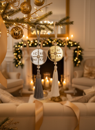 Γούρια IC XC NIKA χρυσό και ασημί τοποθετημένα σε elegant χριστουγεννιάτικη διακόσμηση σαλονιού.