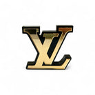 Χειροποίητο LV διακοσμητικό από χρυσό καθρέφτη σε λευκό φόντο για e-shop παρουσίαση.