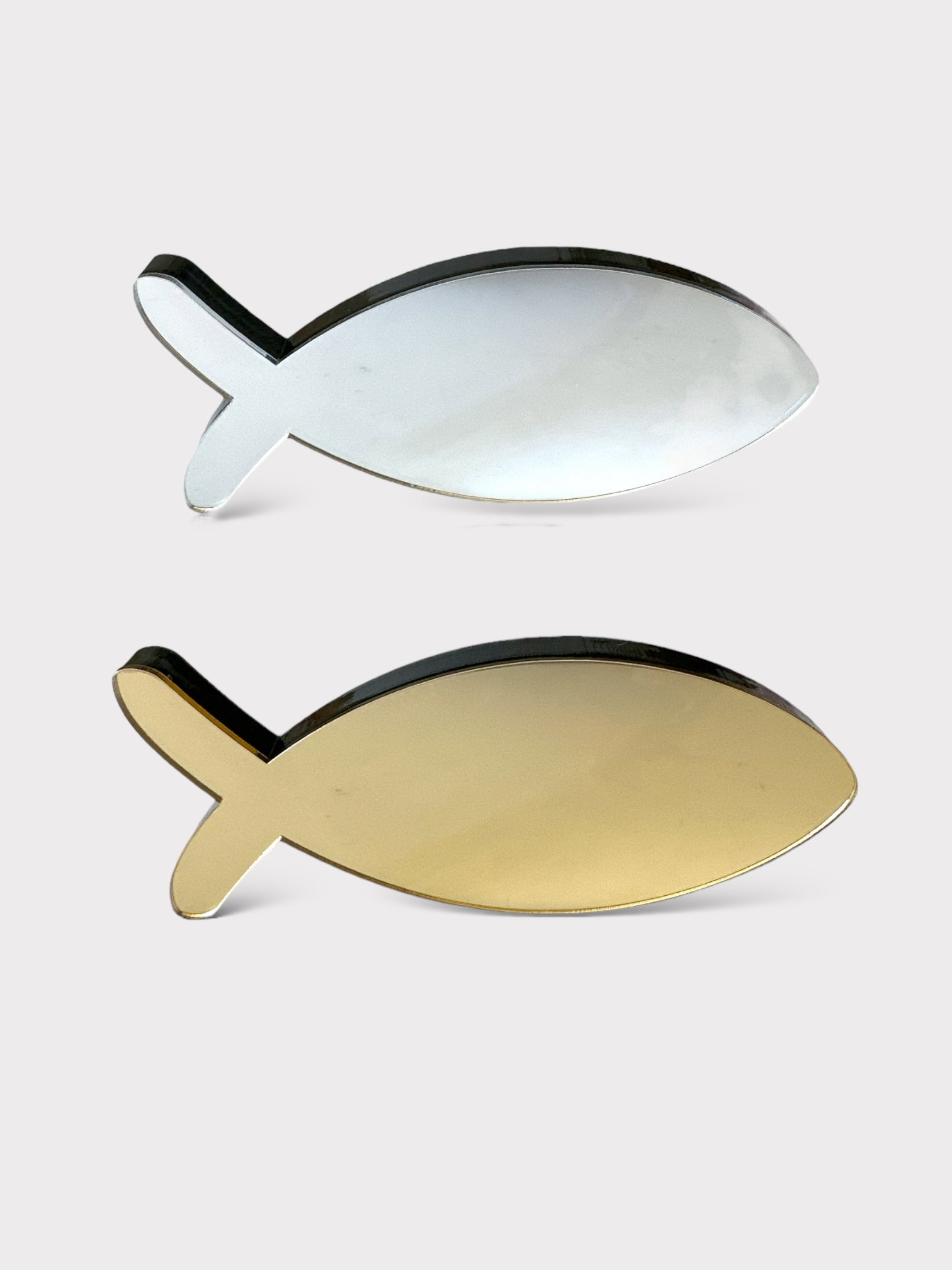 Χρυσό και ασημί διακοσμητικό ψάρι plexiglass σε λευκό φόντο – So Cute by Dimi