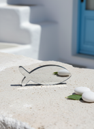 Μίνιμαλ επιτραπέζιο ψάρι plexiglass σε ασημί καθρέφτη με φως ημέρας – So Cute by Dimi