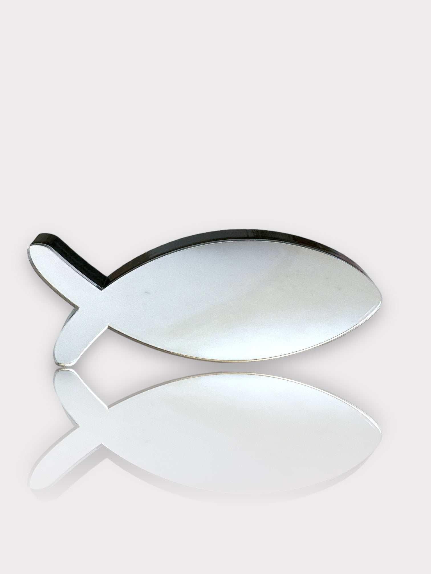 Επιτραπέζιο μίνιμαλ ψάρι plexiglass σε ασημί σε λευκό φόντο- So Cute by Dimi