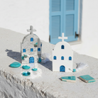 Μικρό επιτραπέζιο γούρι εκκλησάκι από πλεξιγκλάς με μπλε λεπτομέρειες και φούντα – So Cute by Dimi"