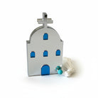 Μικρό επιτραπέζιο γούρι εκκλησάκι από πλεξιγκλάς με μπλε λεπτομέρειες και φούντα – So Cute by Dimi"