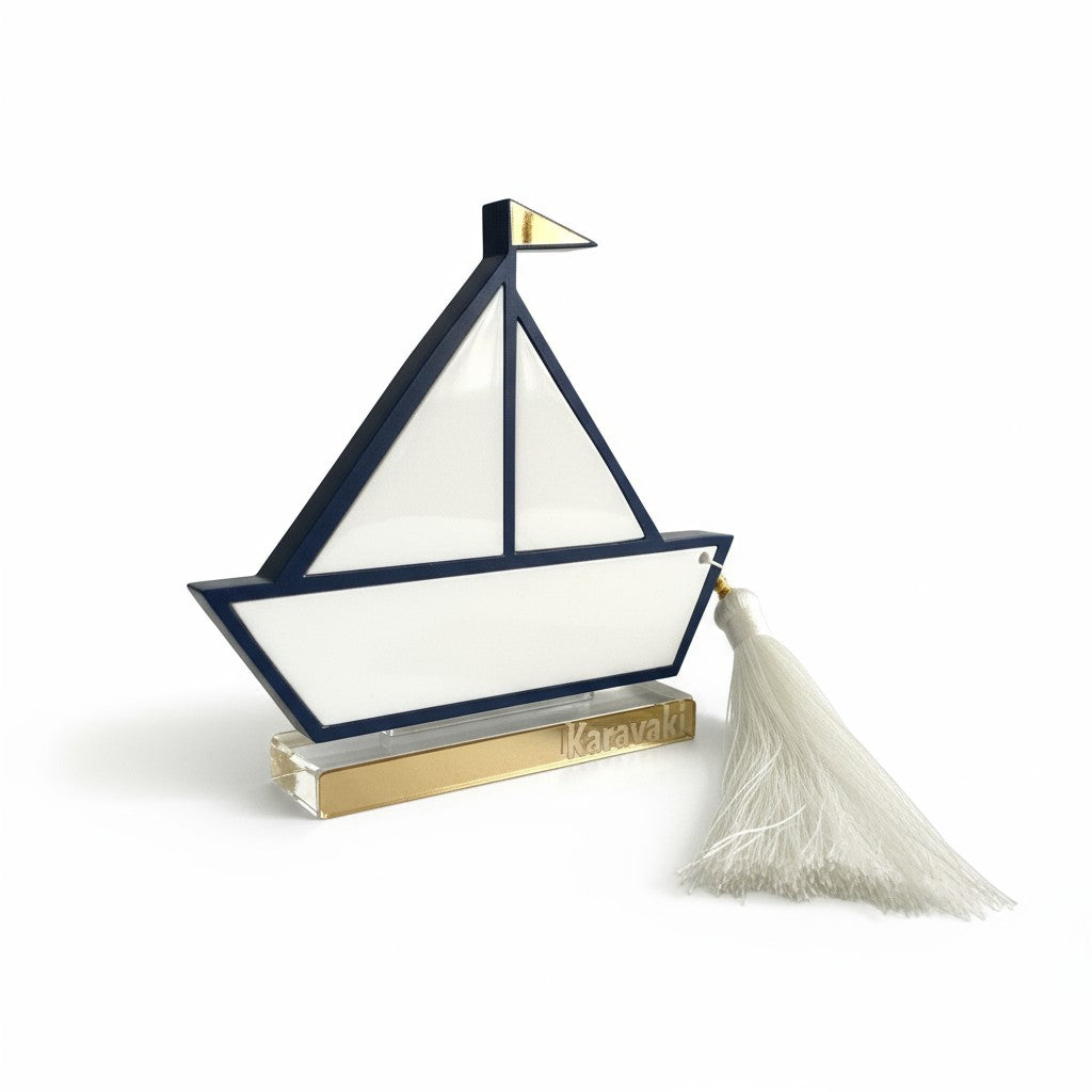 Χειροποίητο επιτραπέζιο γούρι καραβάκι από πλεξιγκλάς με μπλε, λευκές και χρυσές λεπτομέρειες, So Cute by Dimi.