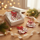 Χειροποίητο γούρι αλογάκι σε κόκκινο και χρυσό plexiglass με festive φιόγκο και charm 26.