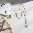 Aelia Coins Y-Chain – Μακρύ ατσάλινο κολιέ 106εκ με κρεμαστές λίρες σε Y-shape, σε silver ή gold.