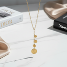 Aelia Coins Y-Chain – Μακρύ ατσάλινο κολιέ 106εκ με κρεμαστές λίρες σε Y-shape, σε silver ή gold.