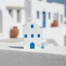 Μικρό επιτραπέζιο γούρι εκκλησάκι από πλεξιγκλάς με μπλε λεπτομέρειες και φούντα – So Cute by Dimi"