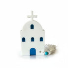 Μικρό επιτραπέζιο γούρι εκκλησάκι από πλεξιγκλάς με μπλε λεπτομέρειες και φούντα – So Cute by Dimi"