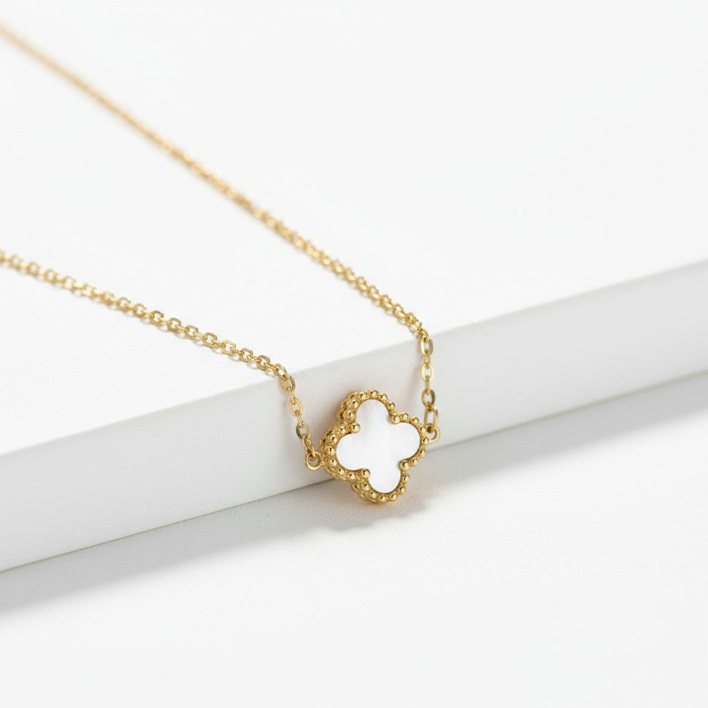 Ατσάλινο κολιέ So Cute by Dimi με χρυσή αλυσίδα και τετράφυλλο μοτίφ σε μαύρο ή λευκό φίλντισι