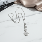 Aelia Coins Y-Chain – Μακρύ ατσάλινο κολιέ 106εκ με κρεμαστές λίρες σε Y-shape, σε silver ή gold.