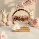 Χειροποίητο διακοσμητικό ‘Μαμά’ με χρυσό στεφάνι, δαντέλα, φτερό και λουλούδια σε ξύλινη βάση με κρυσταλλάκια