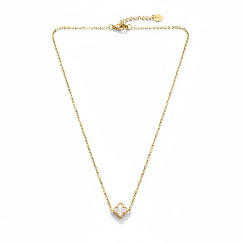 Ατσάλινο κολιέ So Cute by Dimi με χρυσή αλυσίδα και τετράφυλλο μοτίφ σε μαύρο ή λευκό φίλντισι