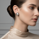 Ατσάλινα σκουλαρίκια stud με πέρλα και melted πλαίσιο σε ασημί.