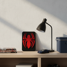 Χειροποίητο καδράκι Spiderman-style με κόκκινη πλεξιγκλάς αράχνη πάνω σε μαύρη ξύλινη βάση, 25×17 εκ.