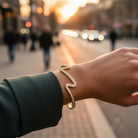 Ατσάλινο βραχιόλι με ζιργκόν σε κυματιστό zigzag σχέδιο – Crystal Zigzag Bangle So Cute by DImi