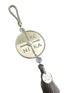 Ασημί IC XC NIKA γούρι σε minimal λευκό flatlay.