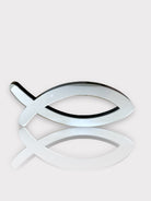 Ασημί επιτραπέζιο ψάρι από πλεξιγκλάς σε λευκό καθαρό φόντο με αντανάκλαση