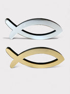 Ασημί και χρυσό επιτραπέζιο ψάρι από πλεξιγκλάς σε λευκό καθαρό φόντο με αντανάκλαση