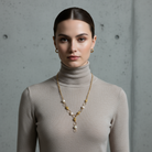 Elara Necklace – Ατσάλινο Κολιέ Τύπου Υ με Πέρλες & Ανάγλυφα Κρίκους | So Cute by Dimi